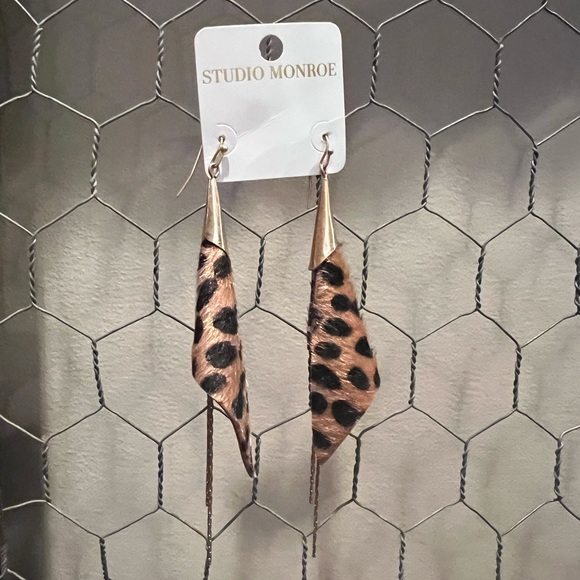 Leopard print mixed materials earrings - Picture 2 of 7